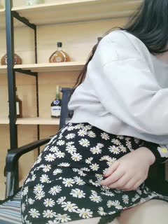 颜值不错的轻熟女露脸激情3P，让两个小哥玩弄，口交大鸡巴揉奶玩逼，道具抽插后入爆草嘴里还要屌鸡巴好嗨奥第04集